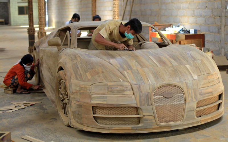 Bugatti-Veyron-replica-from-wood-in-Indonesia