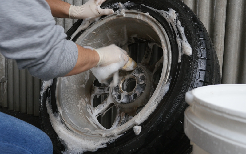 surluster_wheels_cleaner_3