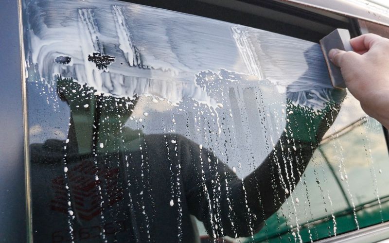 後部座席の窓磨き中