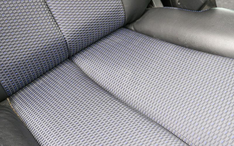 シートを掃除機で吸い取っている